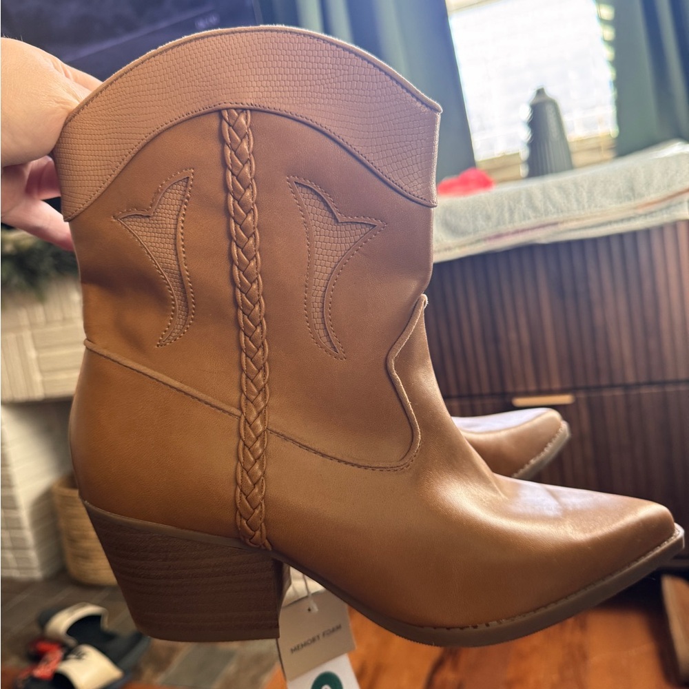 Universal Thread Tan Heeled Boots